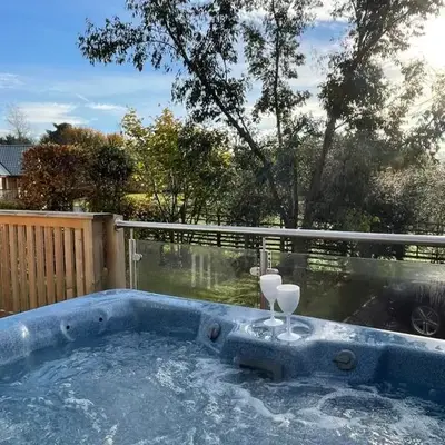 Sparrowhawk Cottage with Hot Tub