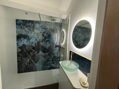 a bathroom with a sink and a mirror at Braithwaite House Rooms in Braithwaite