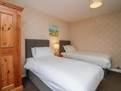two beds in a hotel room with two beds sidx sidx sidx at Apartment 4 in Keswick
