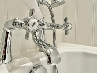a chrome bath tub faucet in a bathroom at Chestnut Cottage in Dalmellington