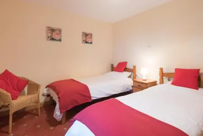 two beds in a room with red and white at 3 Bed in Threlkeld SZ433 in Threlkeld