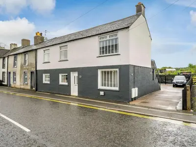a white and black house on the side of a street at 2 Bed in Cockermouth 85514 in Cockermouth