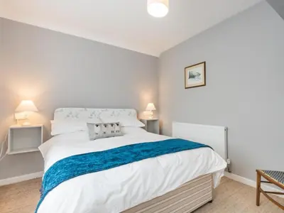 a bedroom with a large white bed with blue blanket at 3 Bed in Portinscale SZ528 in Portinscale