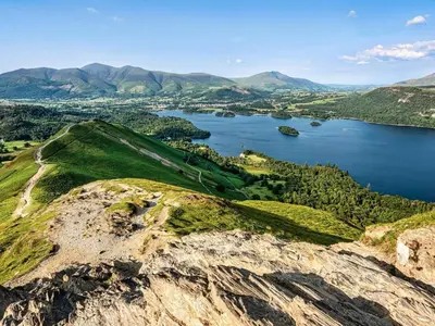 an aerial view of a lake on top of a mountain at 2 Bed in Keswick oc-sz417 in Keswick