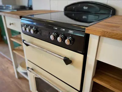 a black and white stove in a kitchen at Tre in Douglas
