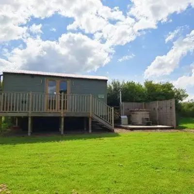 Puddleduck Hut Armathwaite with hot tub and dog agility course