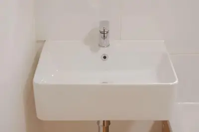 a white sink in a white bathroom at Stylish retreat in Langdale in Chapel Stile