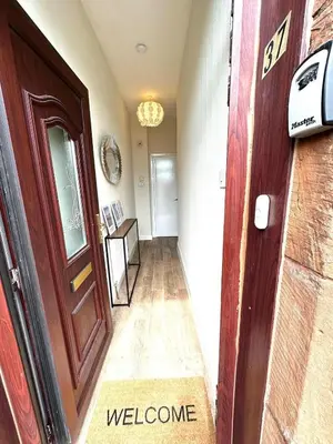 a hallway with a door with a welcome sign on it at Prestwick KingB PetsOk FreeP Wifi Tv in Prestwick