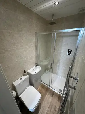 a bathroom with a shower and a toilet and a sink at Prestwick KingB PetsOk FreeP Wifi Tv in Prestwick