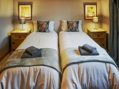 two twin beds in a room with two lamps at Norwood in Thornhill