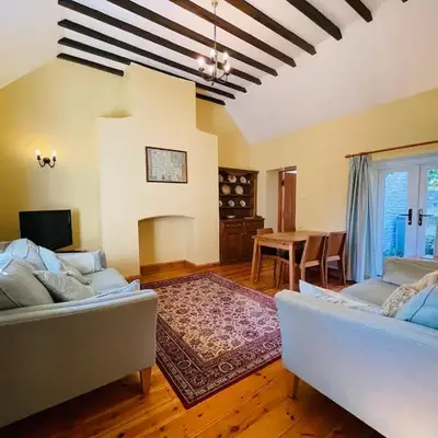 Quaint Oxfordshire cottage on a peaceful farm