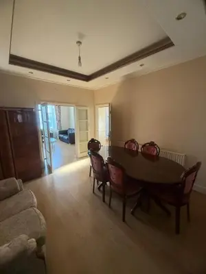 a living room with a dining room table and chairs at Harrow Inn Rooms in Yarrow