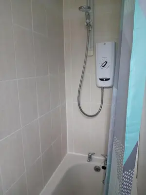 a bathroom with a shower and a bath tub at Pokój 1osobowy in Moffat