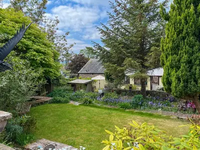 a backyard with a garden and a house at Cottage At Brathen in Penrith