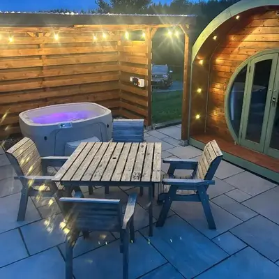 Barnharrow Holiday Pods - Rose Glamping Pod with Hot Tub & Fire Pit