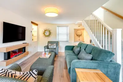 a living room with a couch and a tv at 2 Bed in Dalston oc-g32205 in Dalston