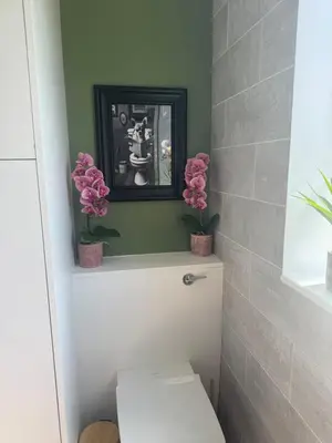 a bathroom with a toilet with two flowers on the wall at Jett Joy in Moffat