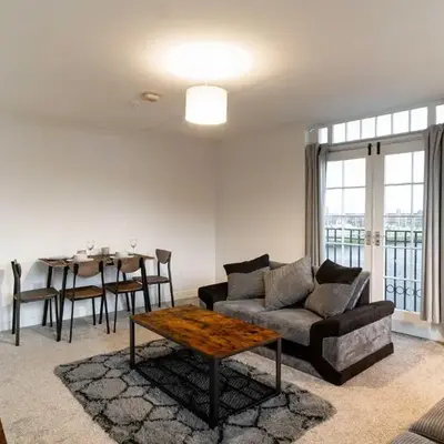 Lovely 2 Bed Harbourside Apartment with Sea Views