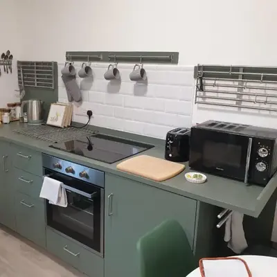 Modern Two-Bedroom Apartment Near River with Free Parking & WiFi