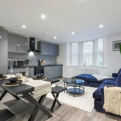 Stone Street Modern 3-Bed for Groups & Families