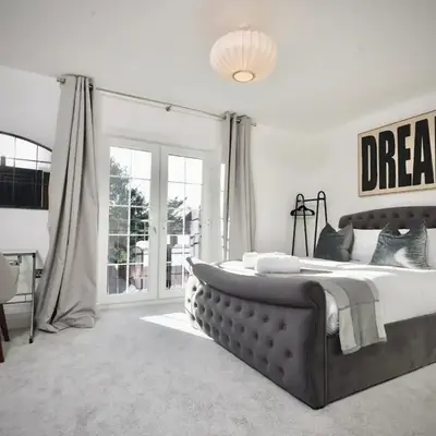 Premium 4BR I Near Golf Course I Fast Wi-Fi & Free Parking