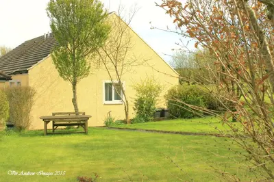 a picnic bench in the yard of a house at Crailloch Croft Cottages in Stranraer