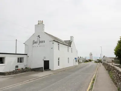 a white building on the side of a street at Cheri in Mainsriddle