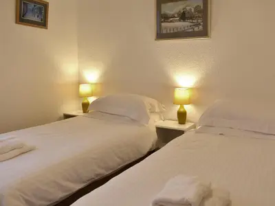 two twin beds in a room with two lamps at Robinson in Keswick