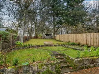 a garden with a bench in the middle of a yard at Barjols Cottage - Uk30096 in Wiston