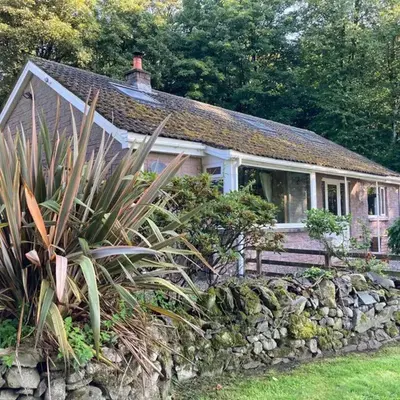 Country Cottage Sleeps 6 w Hot Tub & Dog-Friendly