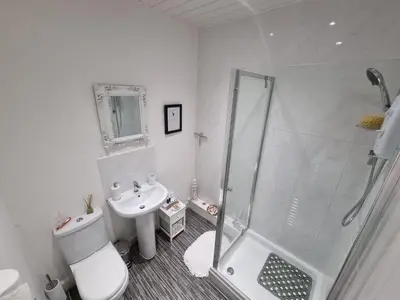 a bathroom with a shower and a toilet and a sink at Rose Apartment 2-Bed Apt Sleeps 4 Town Centre Ayr in Ayr