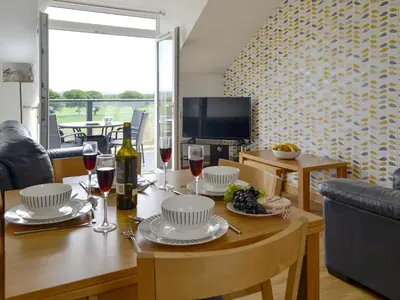 a living room with a table with glasses of wine at Gin Case in Templand