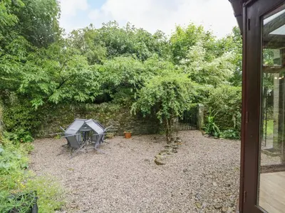 a backyard with a picnic table and trees at The Lodge in Penrith