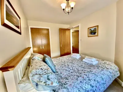 a bedroom with a large bed in a room at 8 Howrahs Court, Keswick in Keswick