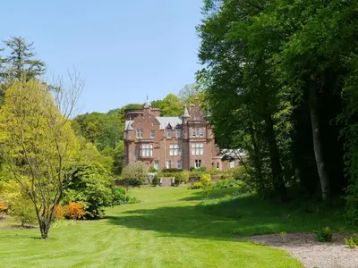 a large building in the middle of a grassy yard at Croftdean in East Barcloy